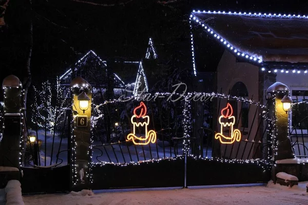 5 вариантов наружного светового оформления загородного дома Пример оформления световыми фигурами