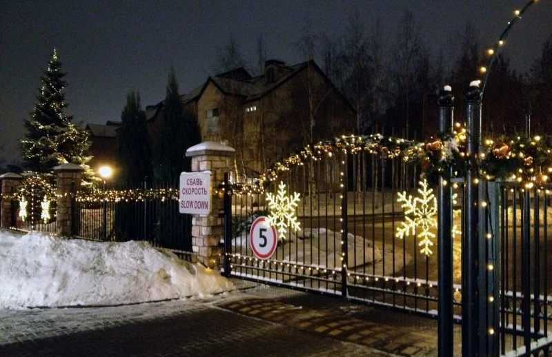 5 вариантов наружного светового оформления загородного дома Пример точечного освещения дома