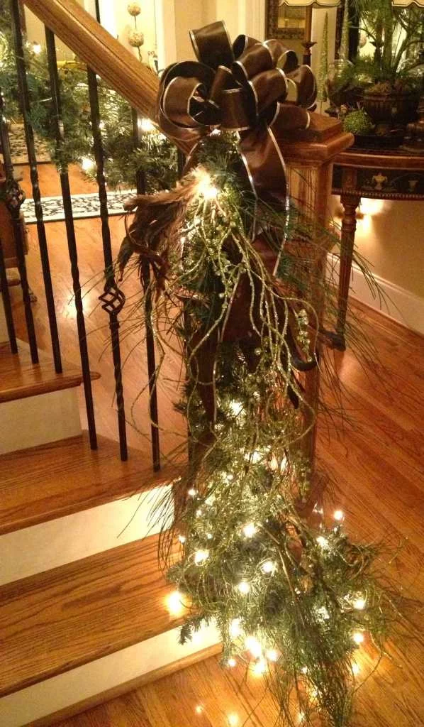 Классическое украшение лестницы хвоей и гирляндой