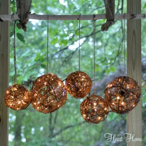 Провод гирлянды можно увидеть лишь при ближайшем рассмотрении. Провод гирлянды, спрятанный в лозе