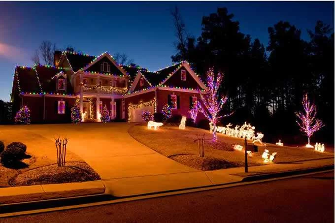 Разноцветные лампы для праздника