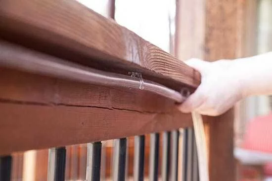 Дюралайт, закрепленный на перилах