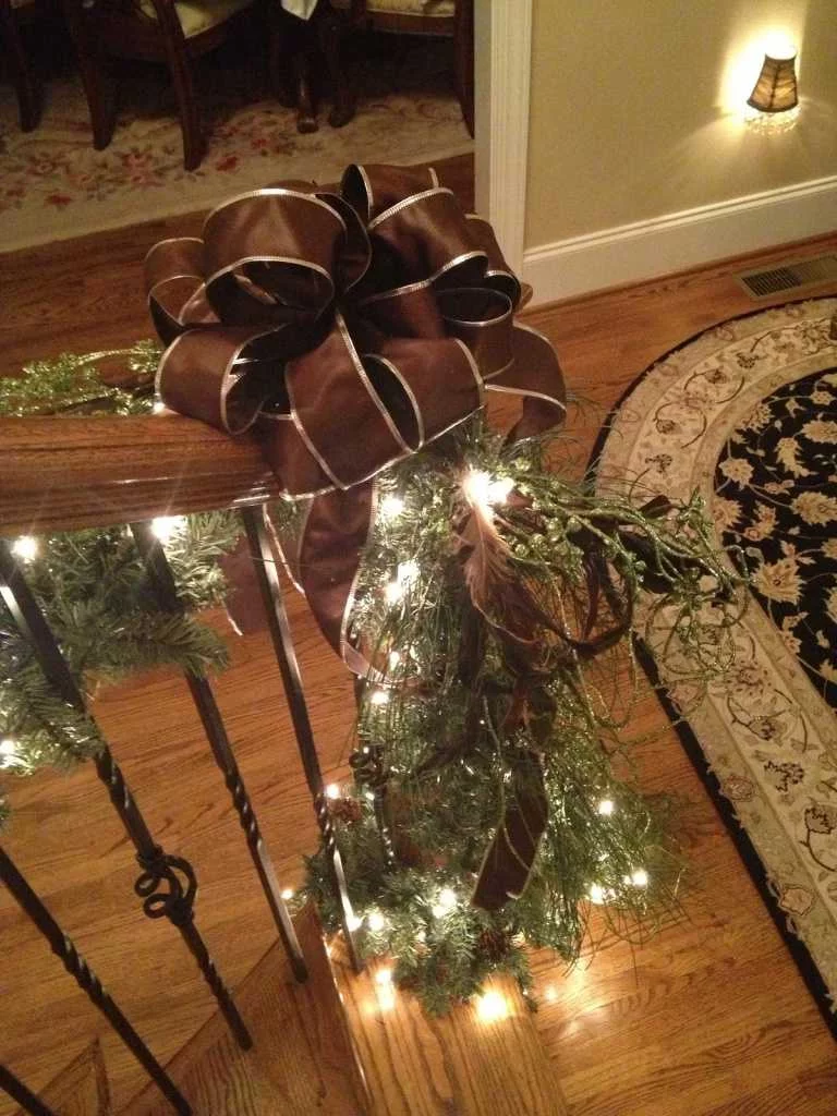 Светящаяся гирлянда на перилах