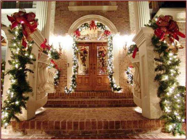 Классическое украшение еловой гирляндой