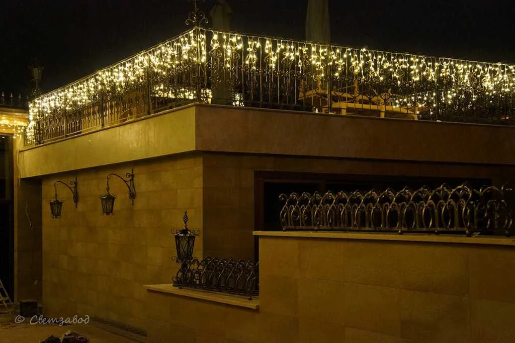 Украшение контура крыши дома гирляндой-бахромой