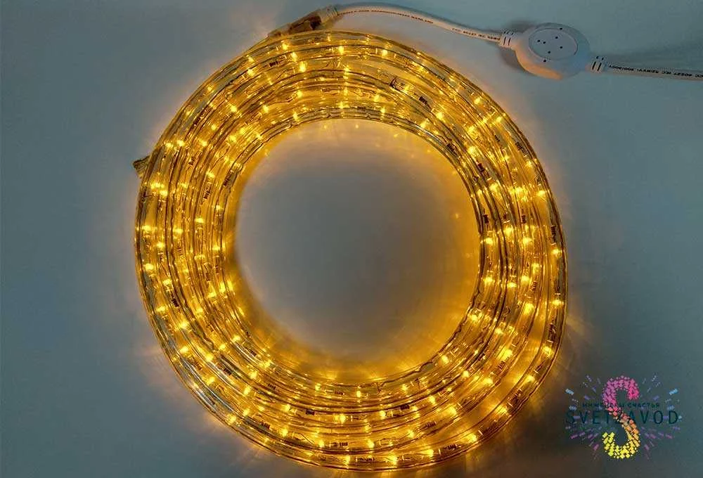 Процесс резки дюралайта ножницами