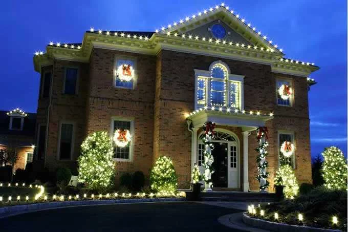 Четкие прямые линии, очерченные гирляндой Белт Лайт