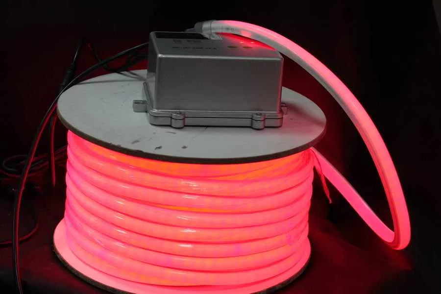 Включенный RGB неон