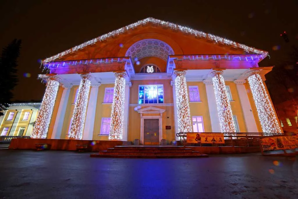 Украшение колонн и входа в ДК