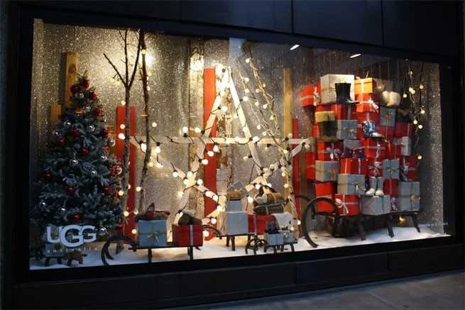 Красиво украшенная витрина магазина