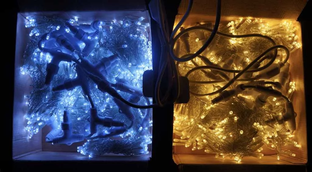 Сравнение теплого и холодного оттенков белого цвета гирлянды занавес