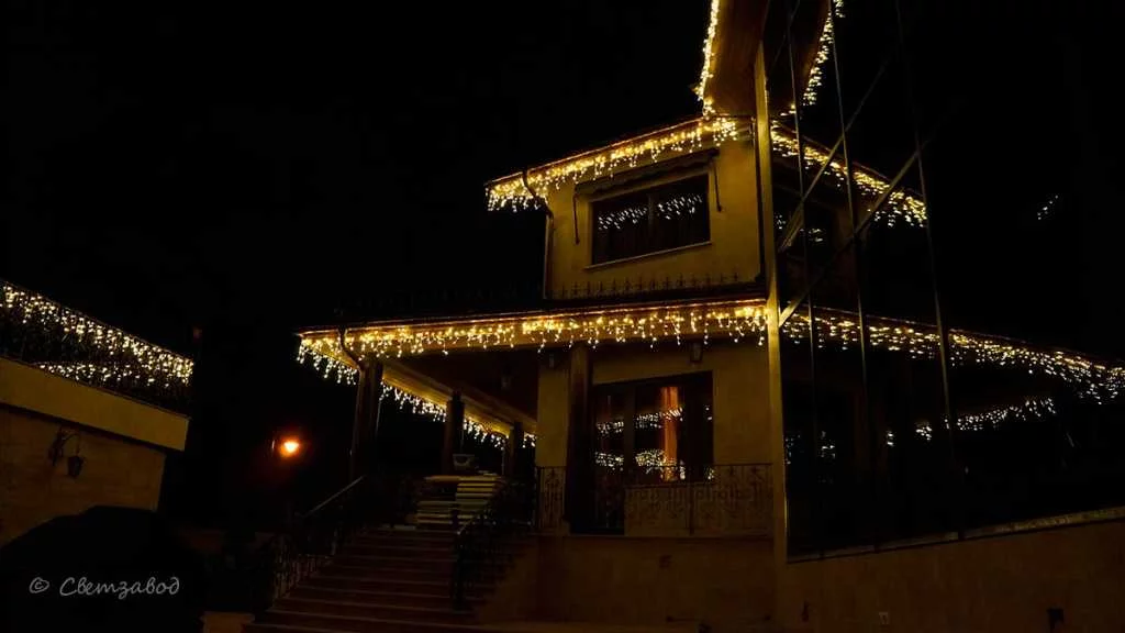 Украшение террасы и балкона гирляндой-бахромой