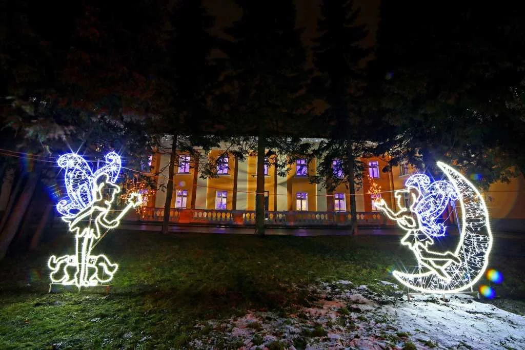 Украшение деревьев и территории перед ДК