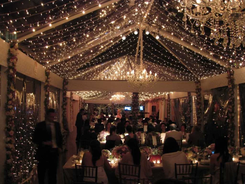 Световой шатер из гирлянд над столиками