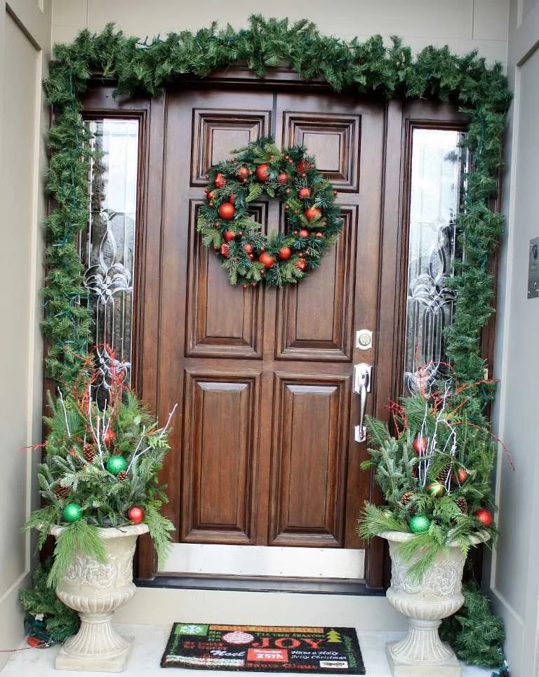 Как украсить входную дверь к Новому году Традиционное украшение с еловыми ветками