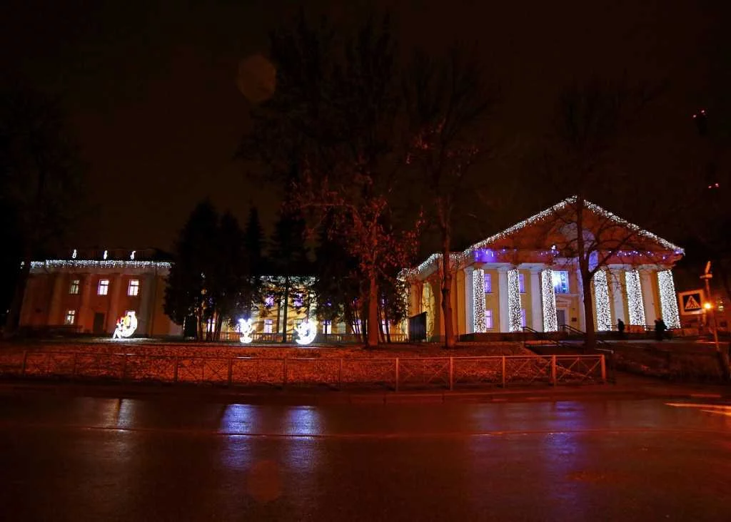 Новогоднее оформление фасада Дома Культуры