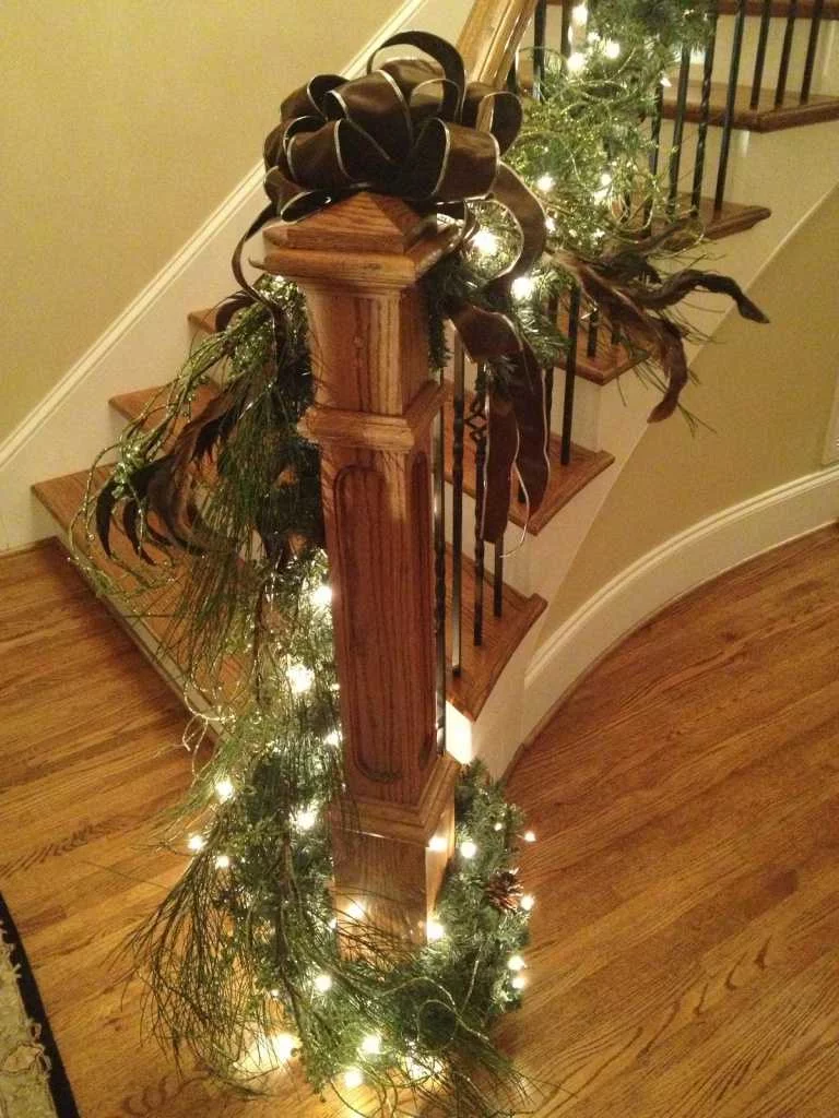 Декор лестницы с крупными бантами