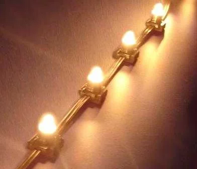 Дерево, украшенное гирляндой Клип Лайт