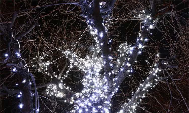 Готовое украшение дерева гирляндой Клип Лайт