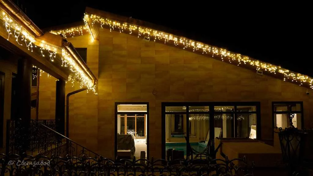 Декорирование кованых элементов гирляндой