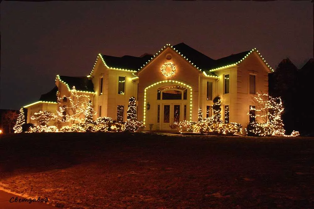 Украшение дома гирляндой Белт Лайт