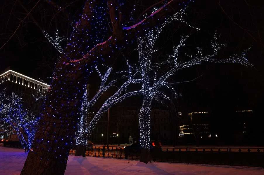 Светодиодная гирлянда-бахрома на окне