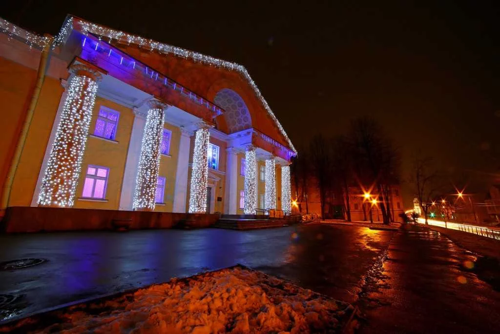 Украшение окон ДК световыми гирляндами