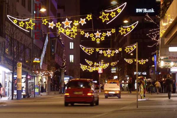 Световое украшение улиц к майским праздникам Световое украшение улиц к майским праздникам