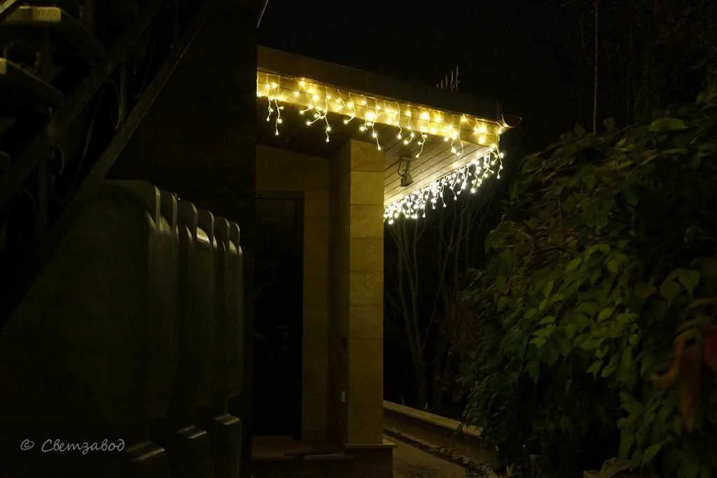 Светодиодная бахрома на фасаде загородного дома