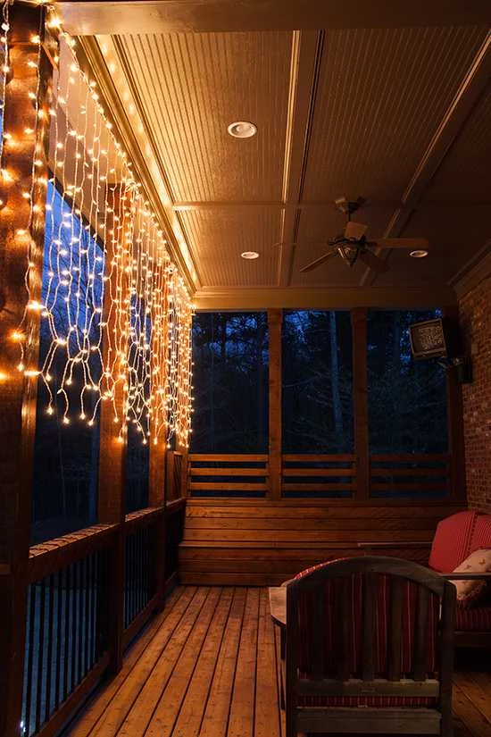 Включенный световой занавес вечером