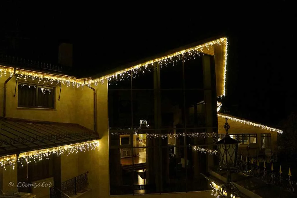 Яркая подсветка дома гирляндой Айсикл