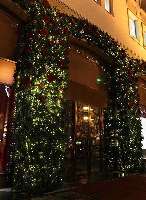 Еловый шлейф Еловый шлейф с подсветкой и игрушками