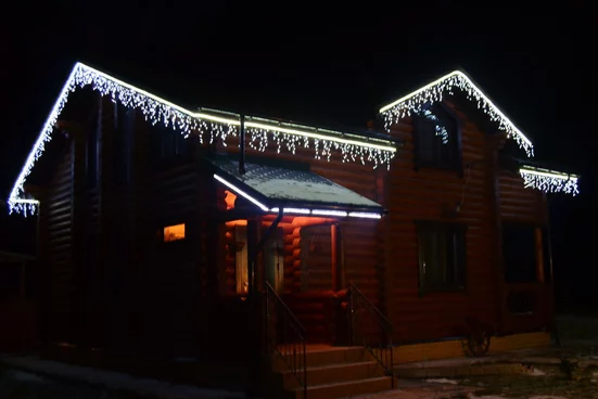 5 вариантов наружного светового оформления загородного дома Пример контурного освещения крыши