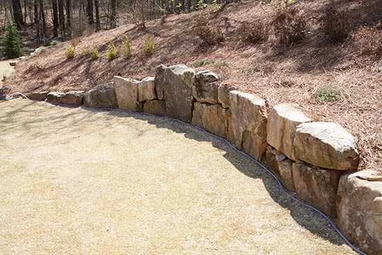 Фиксация дюралайта на земле садовыми скобами