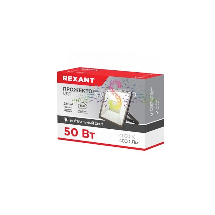 Детальное фото светодиодного прожектора REXANT 50Вт в черном алюминиевом корпусе с защитой IP65, стеклянным рассеивателем и поворотным креплением.