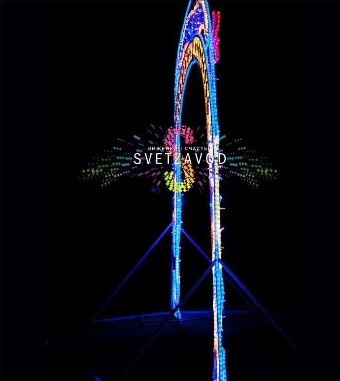 Детальное фото светодиодной арки Винтаж размером 460х330х3 см на металлическом каркасе с мультицветными гирляндами для уличного использования.