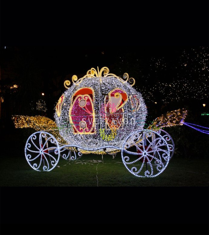 Детальное фото светодиодной конструкции "Карета золушки с тройкой лошадей". Видны прочный стальной каркас, яркая разноцветная LED-подсветка и реалистичные формы лошадей.