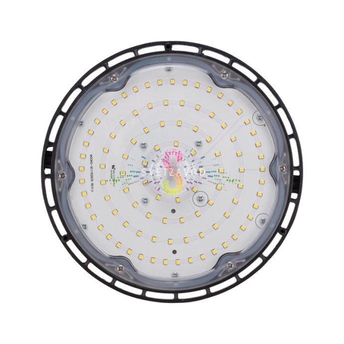 Крупный план черного алюминиевого светильника для высоких пролетов с прозрачным рассеивателем, степень защиты IP65