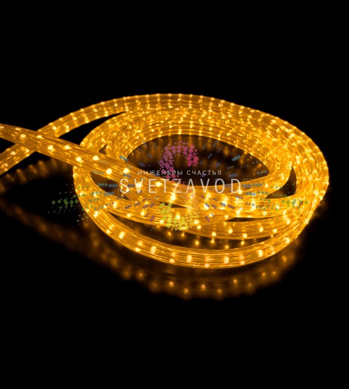 Крупный план светодиодного дюралайта с функцией чейзинга, желтого свечения, в герметичной прозрачной оболочке. Видны светодиоды и трехжильная проводка.