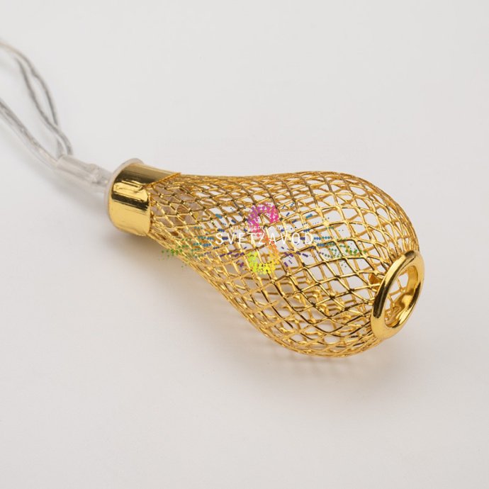 Детальное фото гирлянды Восточные фонарики Neon-Night: 10 ажурных золотистых фонариков на гибком прозрачном проводе длиной 1.5 метра с батарейным блоком.