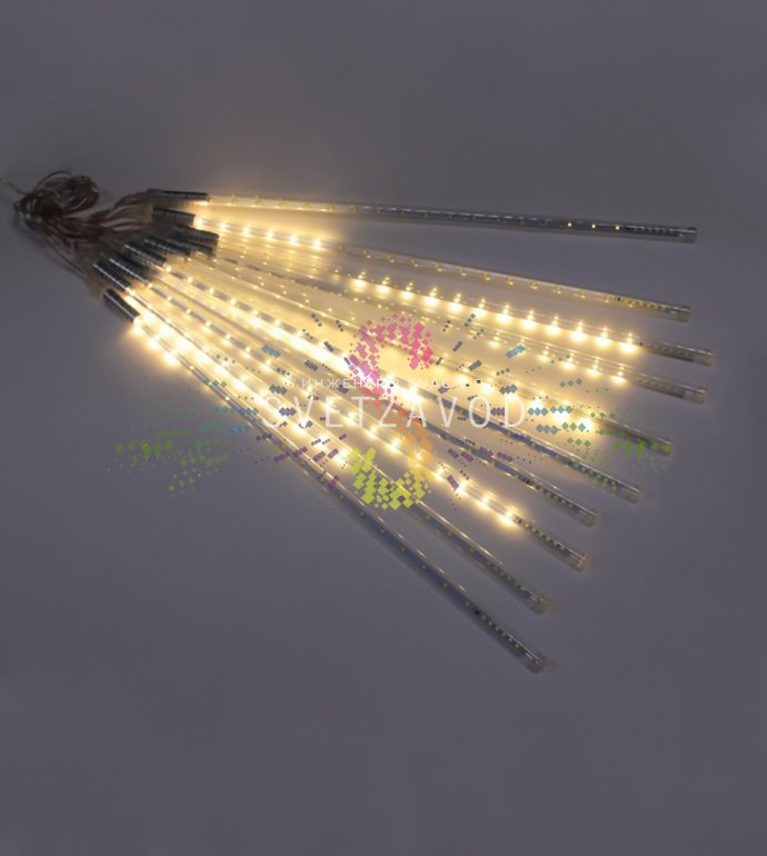 Детальное фото гирлянды Тающие сосульки строб, демонстрирующее конструкцию из 10 светящихся трубок по 50 см на прозрачном проводе длиной 4.5 метра с блоком питания.