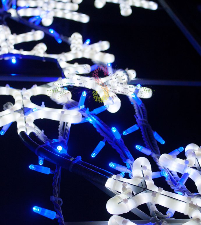 Детальное фото светодиодной консоли Три снежинки: металлический каркас с LED-дюралайтом, три снежинки, синий фон, габариты 200х85х3 см.