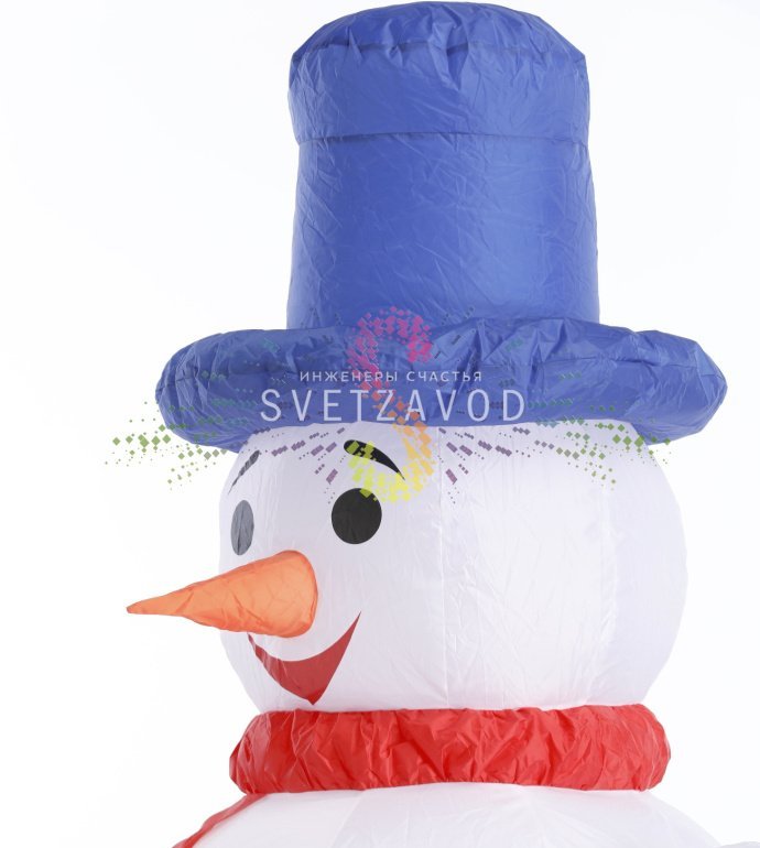 Крупный план надувной фигуры 3D Снеговика с внутренней светодиодной подсветкой, видны ткань ПВХ, крепления и компрессор.