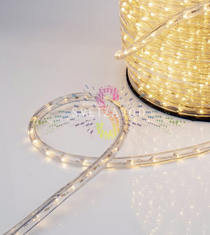 Крупный план светодиодного дюралайта 13мм с мерцающими теплыми белыми светодиодами внутри прозрачной ПВХ-трубки, демонстрирующий качество сборки.