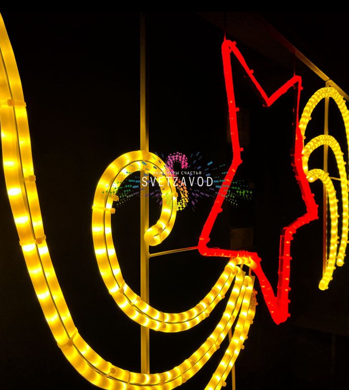 Детальное фото светодиодной консоли Звезда №2 на опоре освещения. Видны световой шнур дюралайт, металлический каркас и крепления.