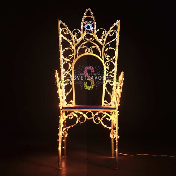 Детальное фото светодиодной фигуры Трон: металлический каркас с ажурным плетением, статичное свечение светодиодов, блок питания в комплекте.