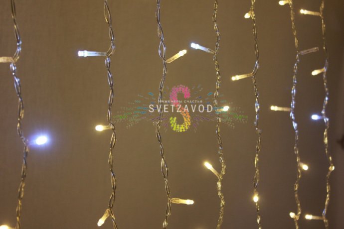 Детальное изображение светодиодного дождя: видны горизонтальный шлейф 2м, 20 вертикальных нитей по 3м, черный провод ПВХ и светодиоды с эффектом мерцания.