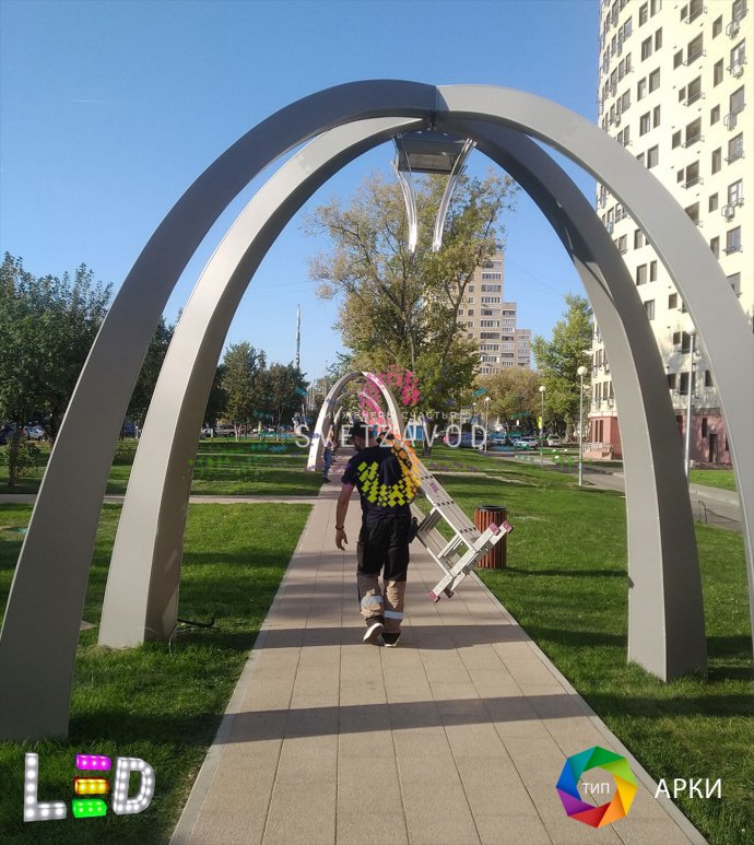 Детальное фото светодиодной арки Аркада 450х400 см (SPD-5006) с четырьмя декоративными опорами, стальным каркасом и композитной панелью.