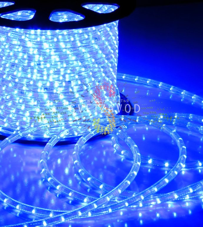 Крупный план синего светодиодного дюралайта круглого сечения 13 мм в прозрачной ПВХ трубке с видимыми светодиодами, демонстрирующий мерцающий эффект FLASH.