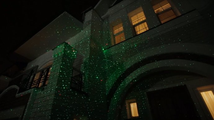 Лазерная подсветка Garden X-34P-1D в работе: проекция заполняющих узоров и анимации Цветы на фасаде или в саду.